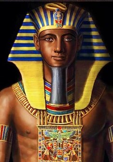 Здесь и далее по тексту размещены наиболее известные изображения Тутмоса III, как древние, так и более современные