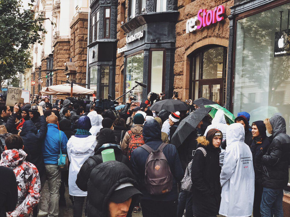 Очередь за новым iPhone в re:Store