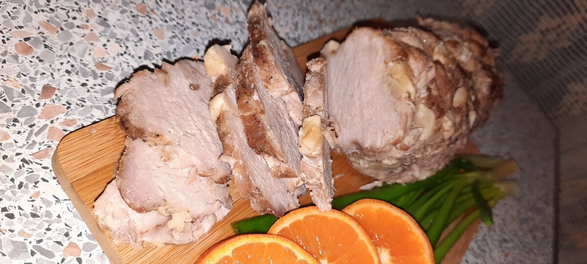 Свиной окорок с чесноком. Вариант сервировки.