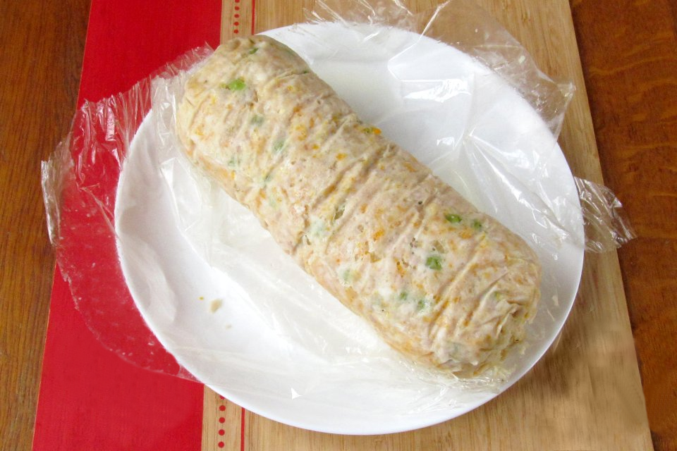 Рулет из кролика лучше всего хранить в пищевой фольге или плёнке