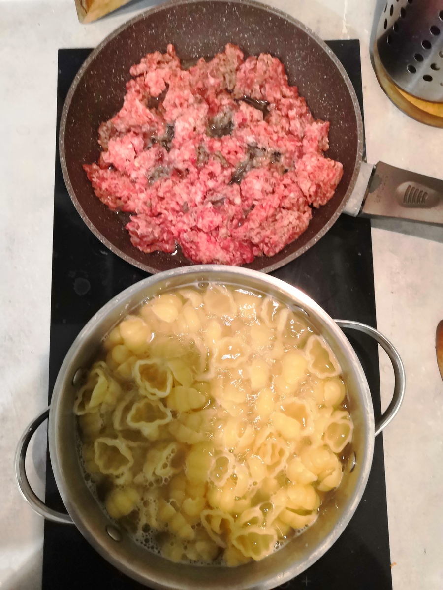 Одновременно варите макароны и обжаривайте фарш