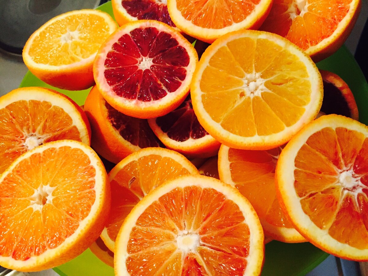 1.  Цитрусовые Кислый лимон поэтому так ценится людьми! Любимыми также можно назвать грейпфрут, апельсин и вообще все цитрусовые.-2