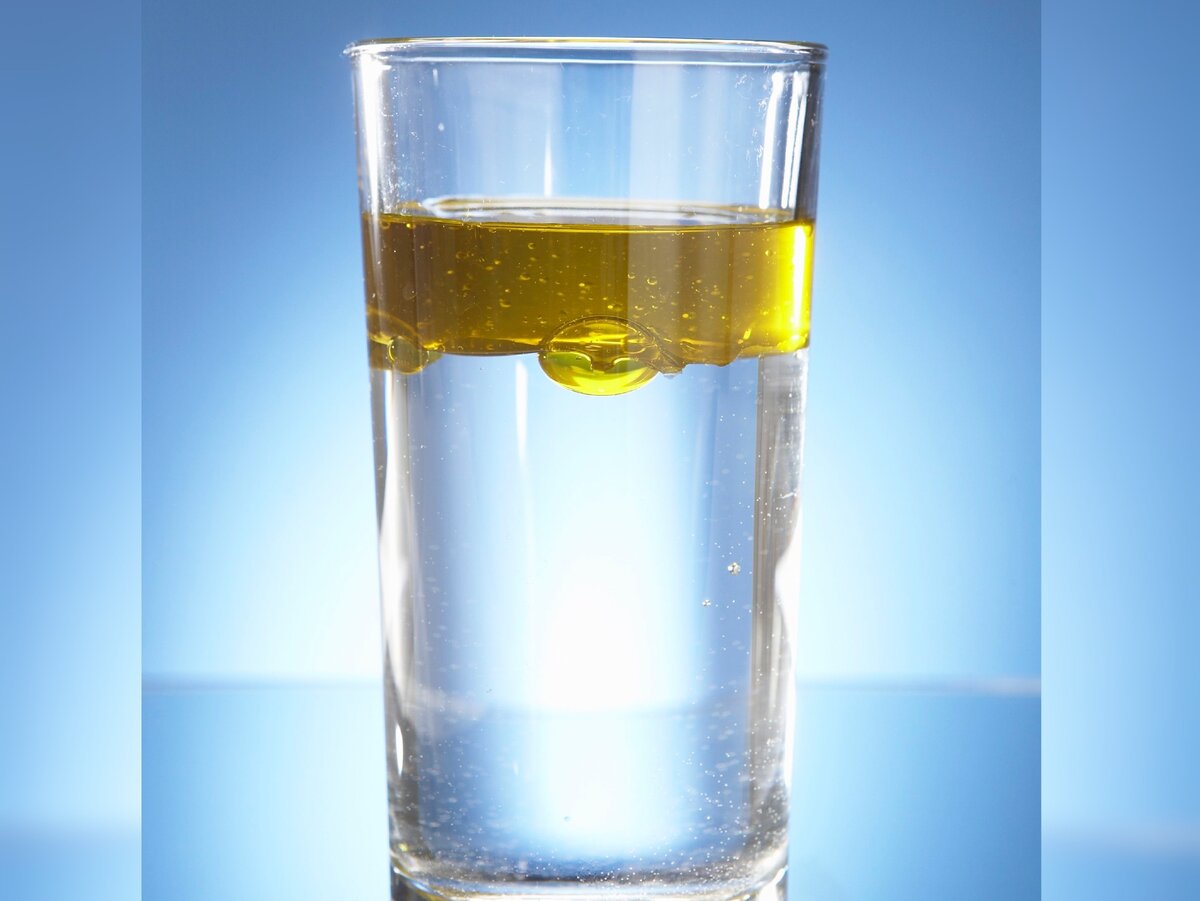 Сперва в воде. Масло в воде. Масло и вода в стакане. Смесь растительного масла и воды. Растительное масло в воде.