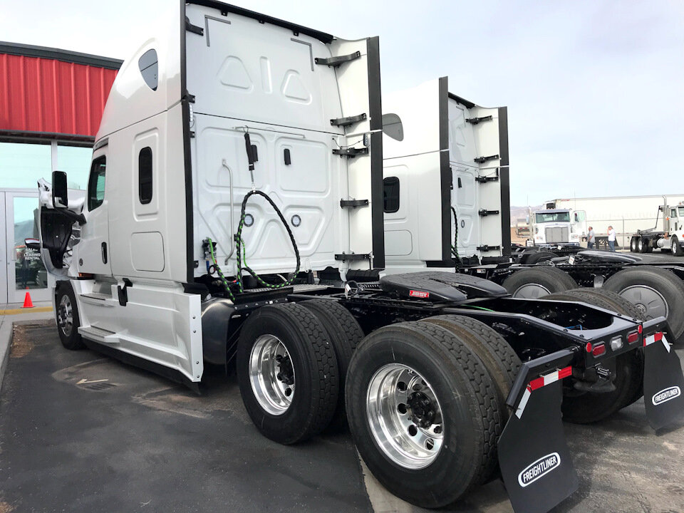 Полный размерНаличие системы Park Smart можно распознать в виде черной коробки с вентилятором на задней стенке кабины (тут она отсутствует). Также, не все 10 дисков могут быть алюминиевые, на некоторых моделях 4 внутренних диска — железные, но за 1000 зеленых будут все 10