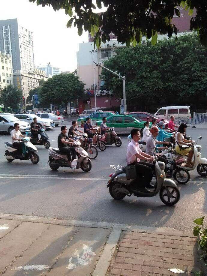 Вот те самые безумные гонщики. А с виду и не скажешь.