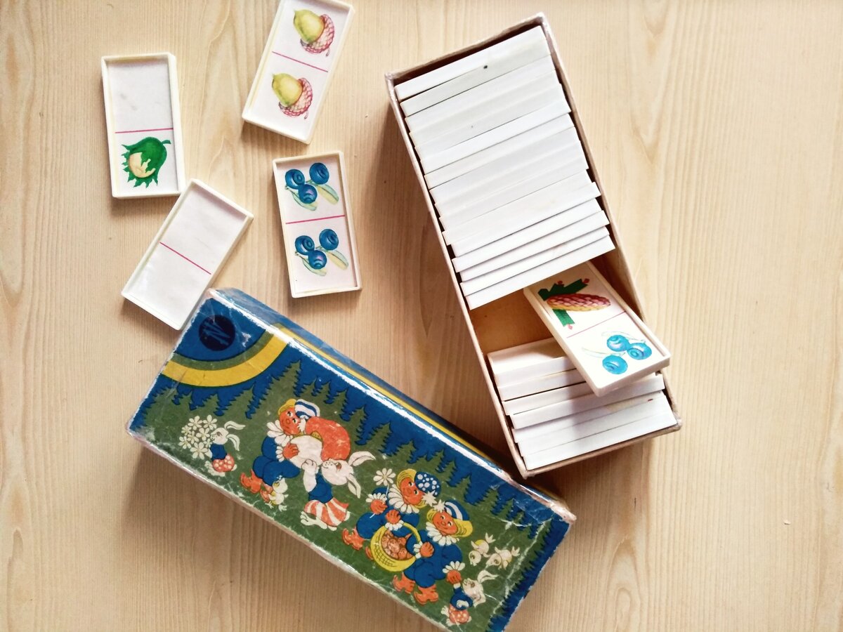 Мое детское домино. Мы в него еще с братом играли.