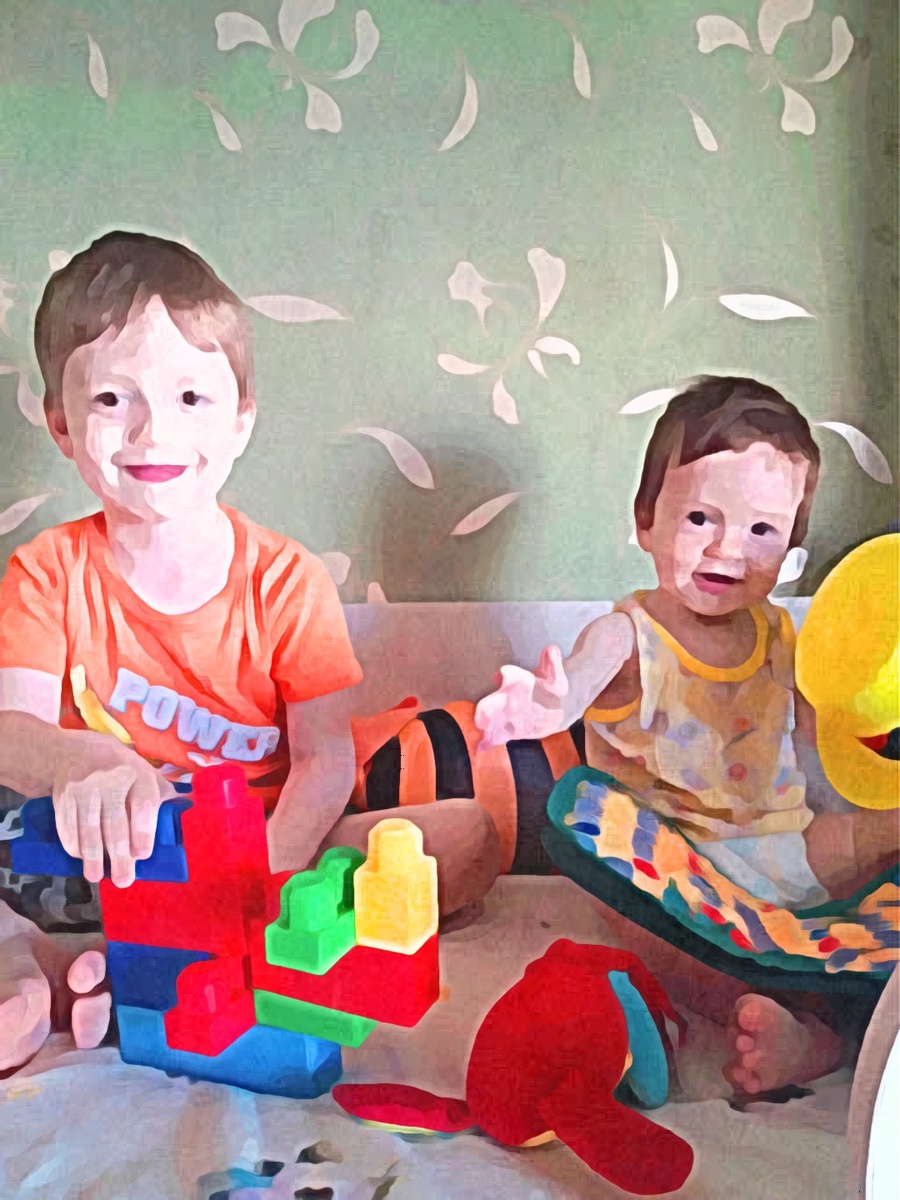 Старшие учат младших играть
