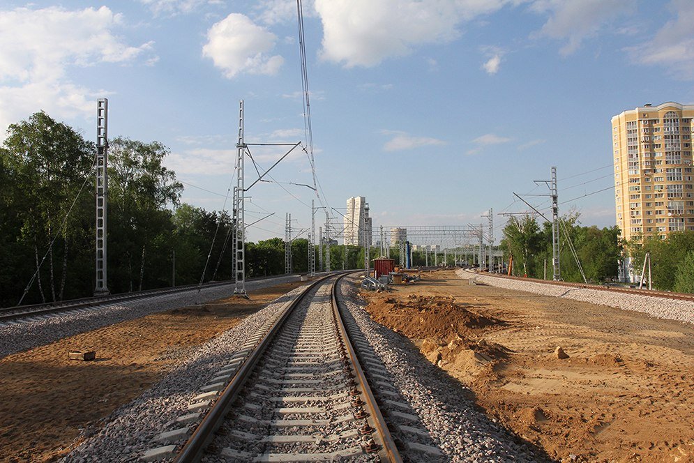 2. Здесь я в прошлый раз слез с насыпи и ушёл в Покровское-Стрешнево, с тех пор здесь везде навесили контактную сеть.