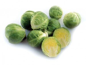 Брюссель­ская ка­пу­ста  (Brussels sprouts) от­ли­ча­ет­ся об­ра­зо­ва­ни­ем мел­ких ко­чан­чи­ков на глав­ном по­бе­ге. Этот сорт, ко­то­рый по­явил­ся как поч­ко­вая му­та­ция в Бель­гии (на­зы­ва­ет­ся по име­ни го­ро­да Брюс­се­ля) в 1785 го­ду, от­но­сит­ся к де­ли­ка­тесс­ным сор­там ка­пу­с­ты, об­ла­да­ю­щим вы­со­ки­ми вку­со­вы­ми ка­че­ст­ва­ми. Со­дер­жит мно­го ви­та­ми­нов и в це­лях их со­хра­не­ния ре­ко­мен­ду­ет­ся го­то­вить ее на па­ру. Не­боль­шой раз­мер ко­чан­чи­ков поз­во­ля­ет при­го­то­вить эту ка­пу­с­ту очень бы­с­т­ро.