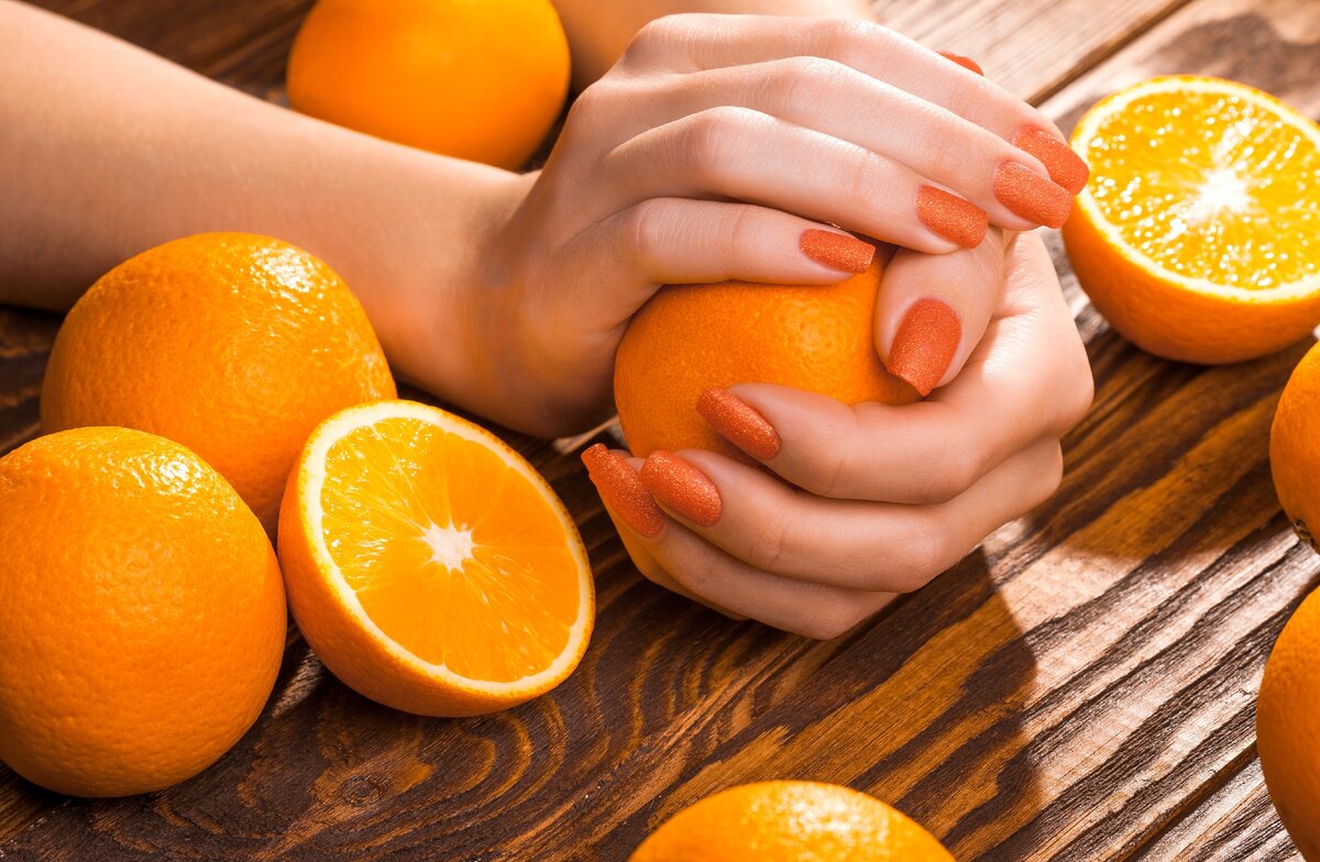 Массаж апельсинами. Массаж горячими апельсинами. Апельсин в руке. Массаж горячими апельсинами челябинск