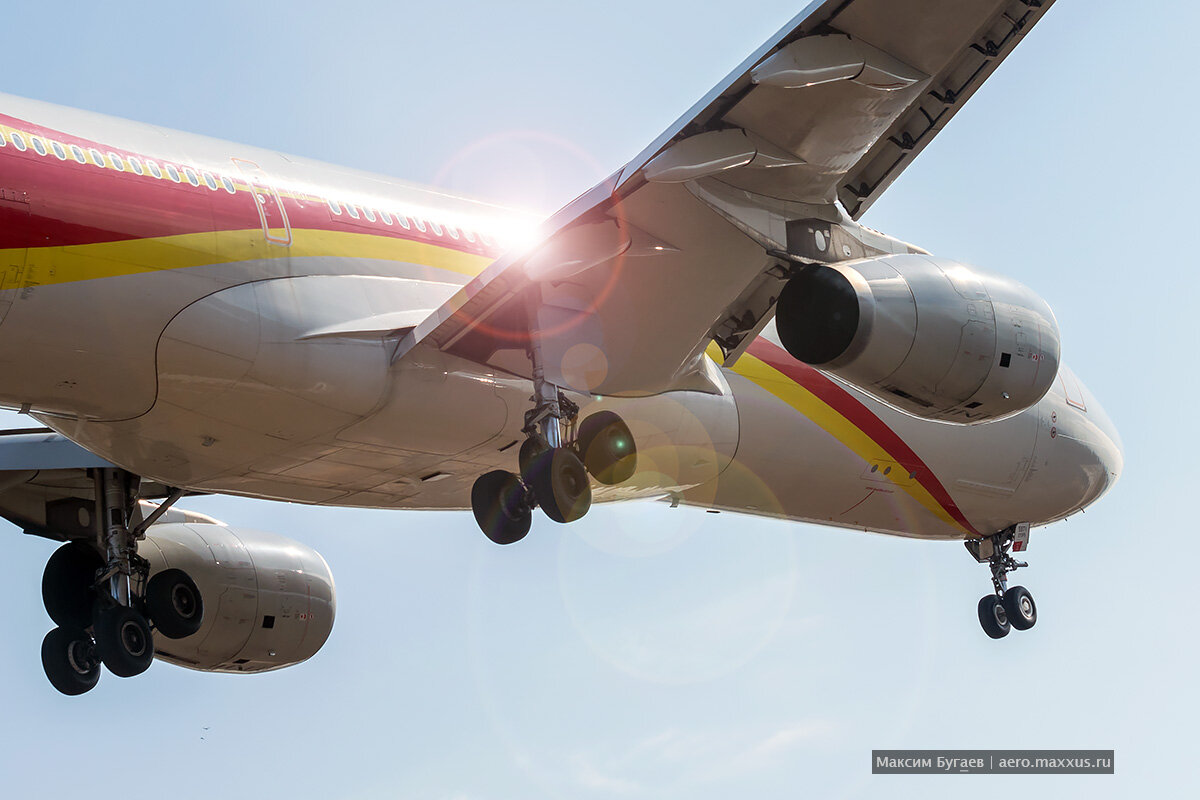 Airbus A330 авиакомпании Lucky Air (B-5971) на посадке.