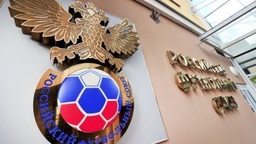 Российский футбольный союз окажет финансовую поддержку арбитрам, работающим на матчах Премьер-лиги и ФНЛ, информирует «СЭ».
