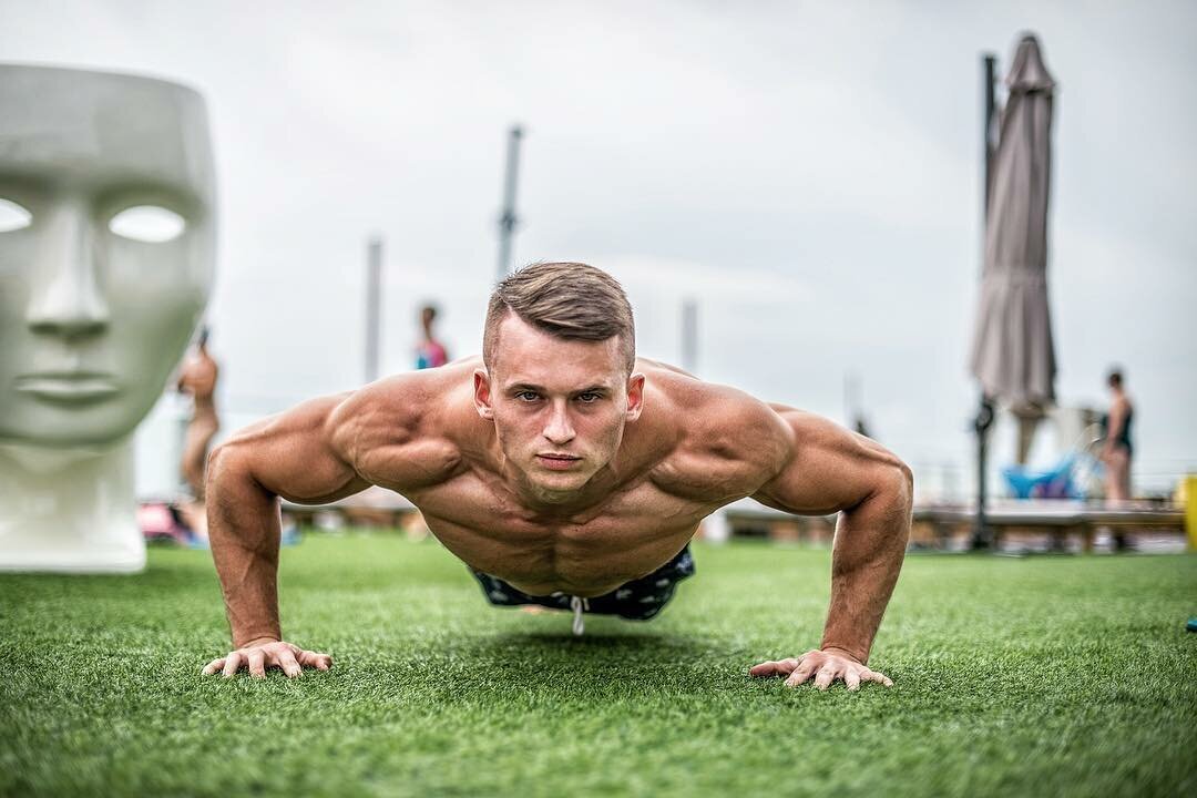 Отжимание один из способов тренировки дома 