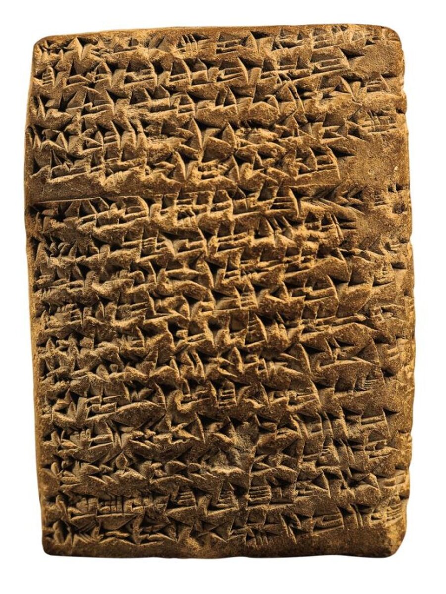 Это одно из писем Амарны, написанное в 14-ом веке до н.э., когда Египет и его союзники пытались одолеть пиратство. Более 300 глиняных табличек хранятся в Лувре.