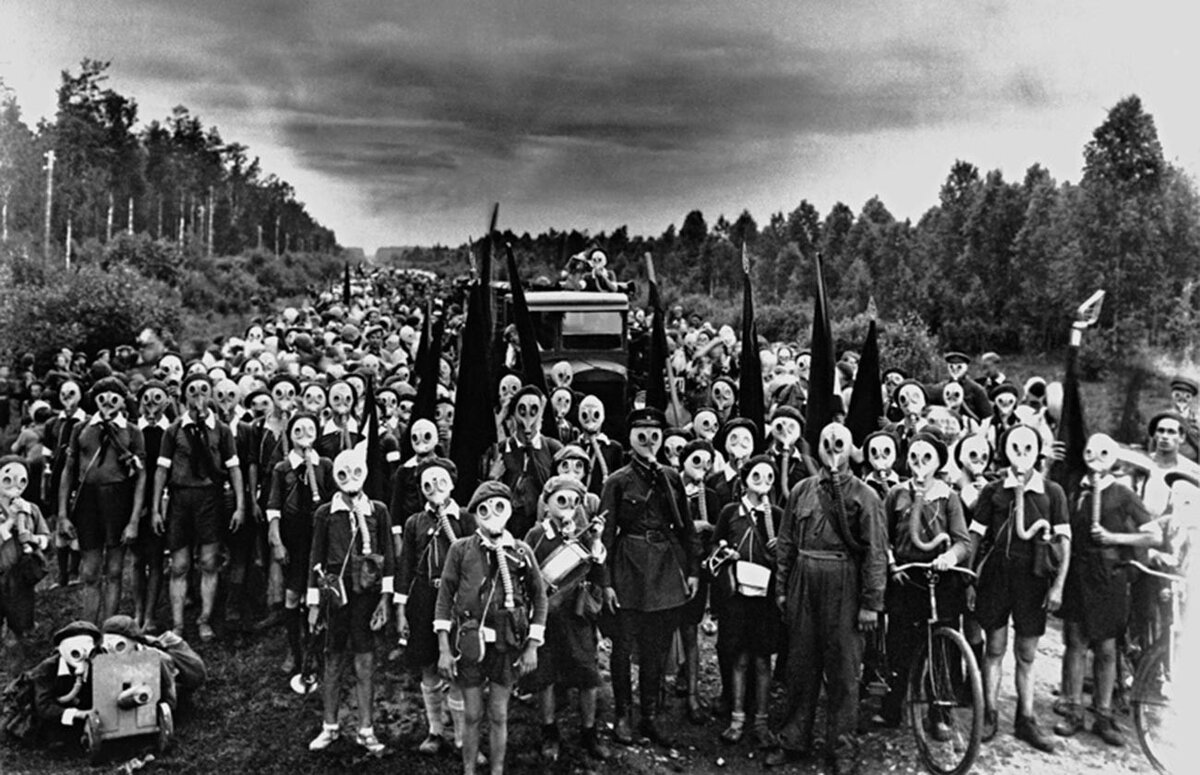 Пионеры на уроках гражданской обороны, 1937 год.