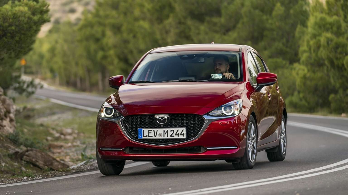 Новый гибрид Mazda2 M: маленький, но взрослый | Авто и мото техника | Дзен