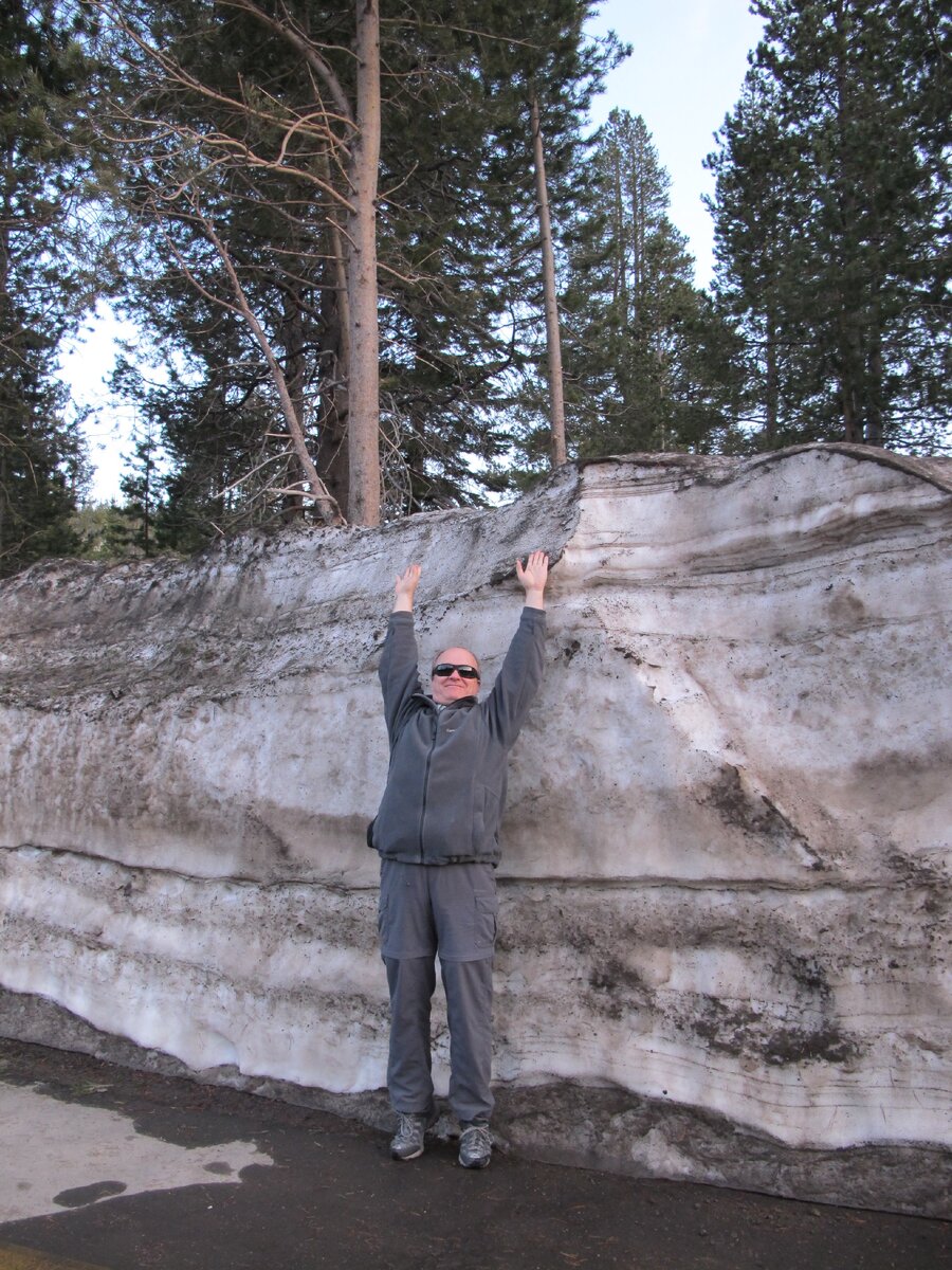 Скво-Вэлли. Валера измеряет толщу снега.
