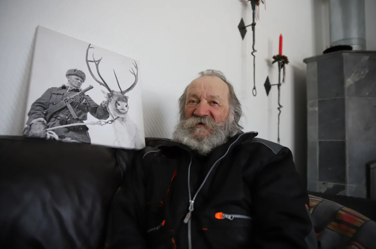 У Йоханнеса Халонена есть та самая фотография, которая оказалась на баннере ко Дню Победы в России. Фото: Kirsti Länsman / Yle