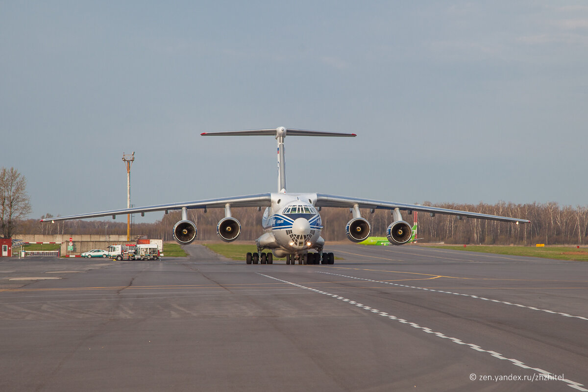 Ил-76 авиакомпании «Волга-Днепр» в аэропорту Домодедово. Все фото сделаны автором