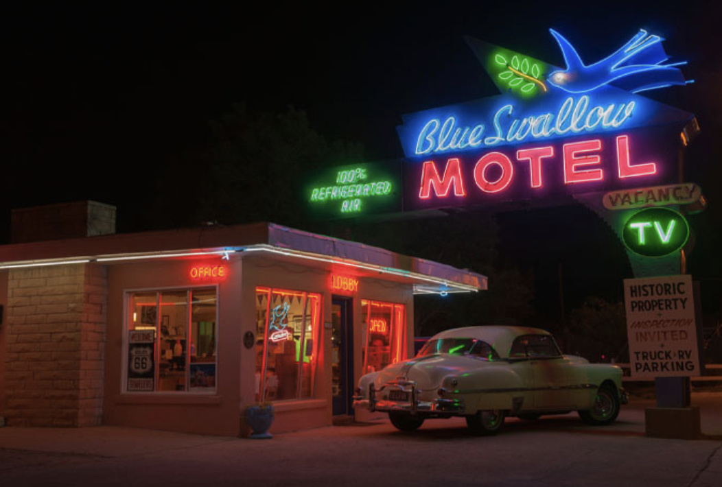 Красивая неоновая вывеска на Трассе 66