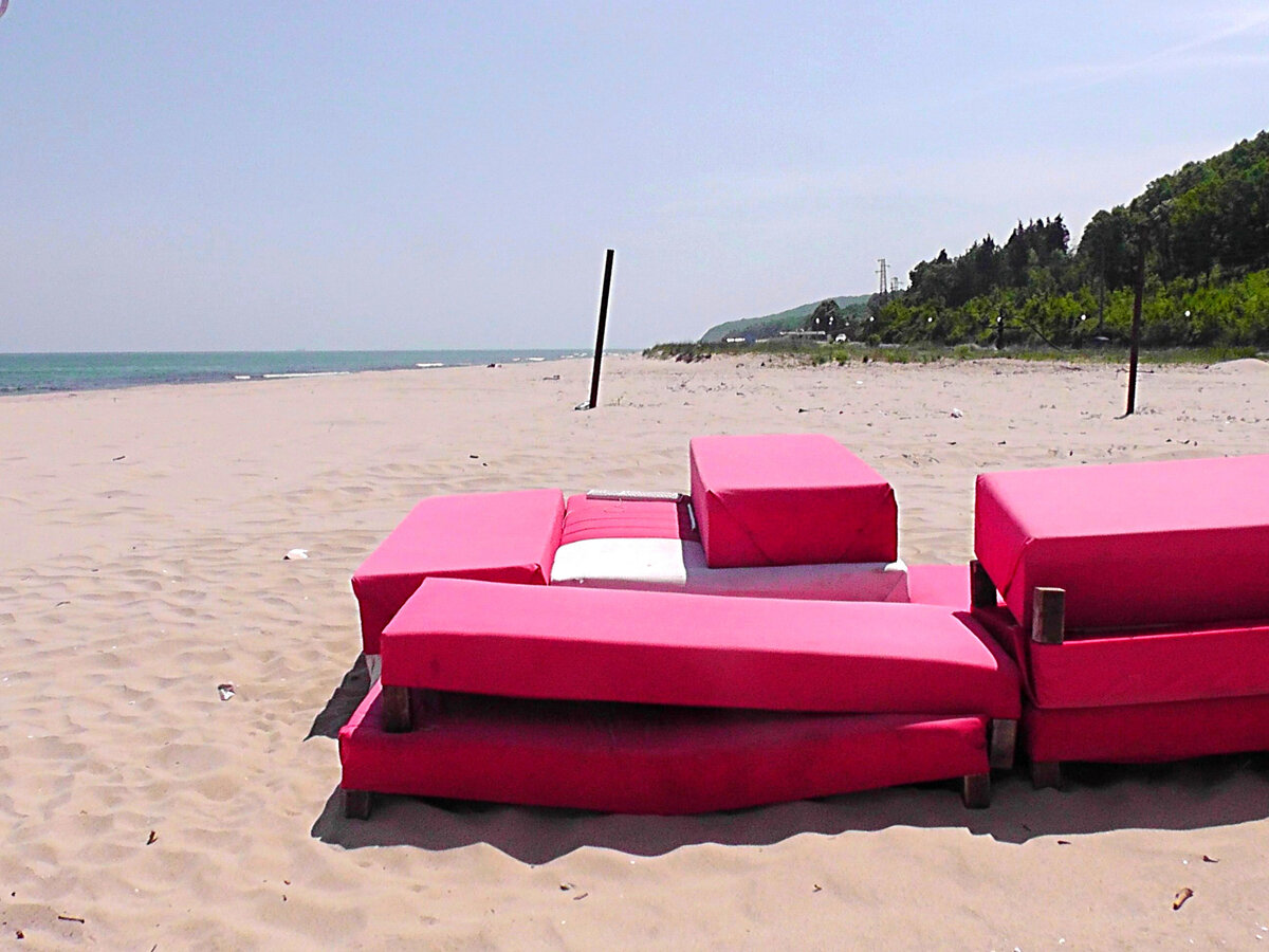 пляж Шкорпиловци. конец мая. Фото автора.