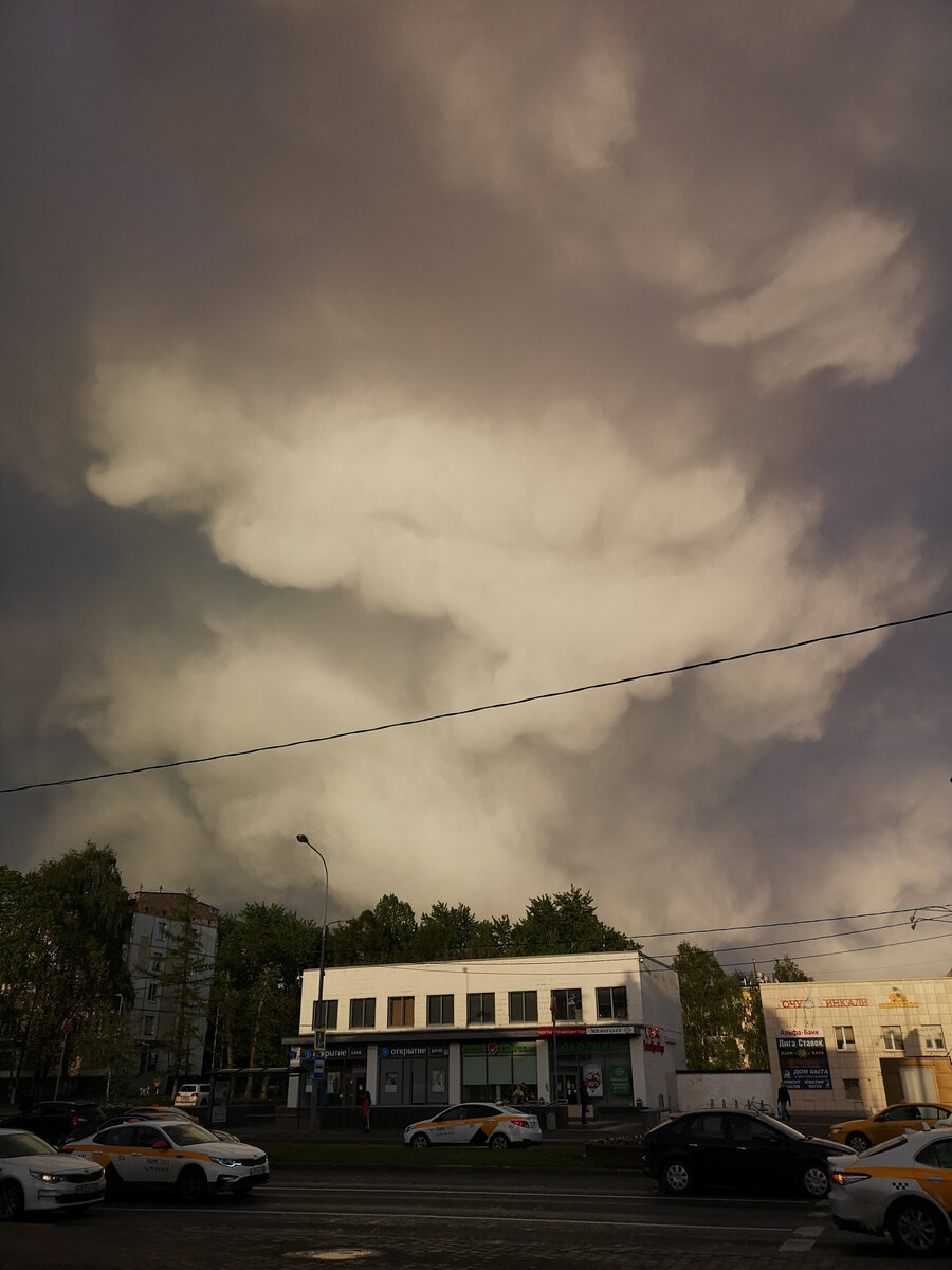 Над Москвой снова чудные облака, или что можно увидеть, если чаще смотреть вокруг?