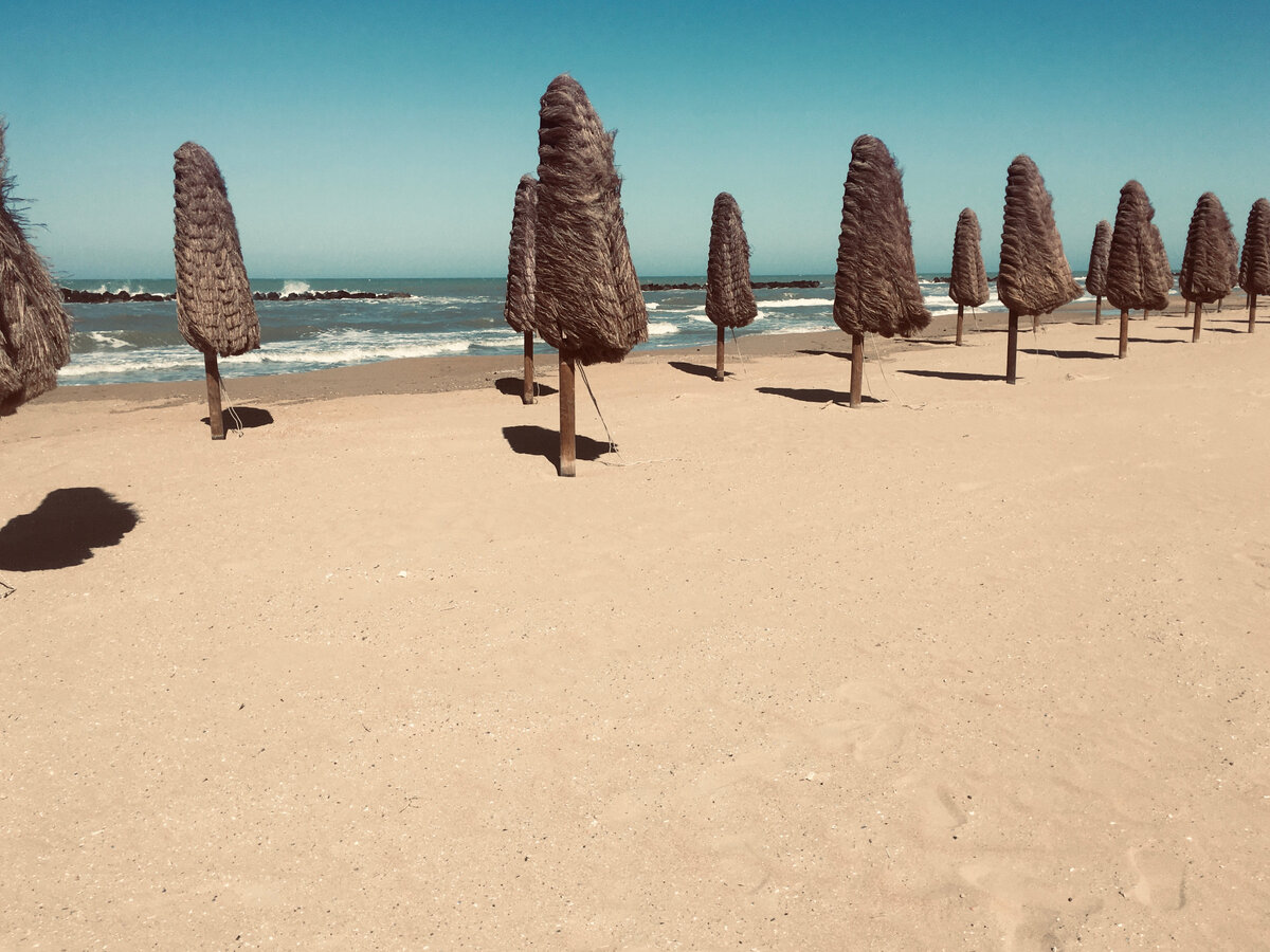 Фото: Adele Falcone специально для Piano Piano (на некоторых пляжах уже установили зонты, расстояние между ними – больше обычного)