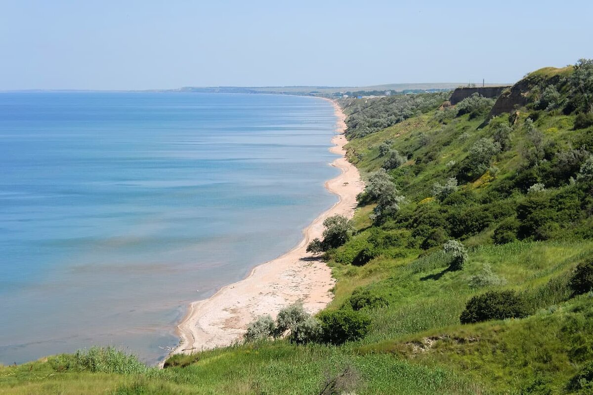 Фото из интернета. Берег по дороге к грязевому вулкану.Вдали виден посёлок Кучугуры.