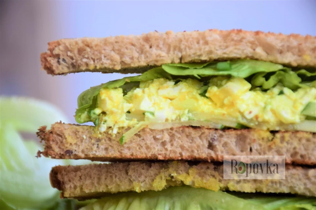 Такой бутерброд будет очень полезен для спортсменов, желающих добиться идеального рельефа своих мышц. После первого укуса я уже не могла остановиться и мигом проглотила его целиком. С этим рецептом у тебя получится полноценный завтрак, сытный обед и приятный ужин.