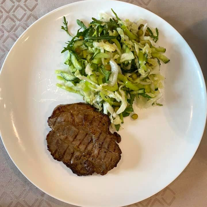 Рецепт стейка с салатом и полентой: полезное блюдо для вкусного ужина