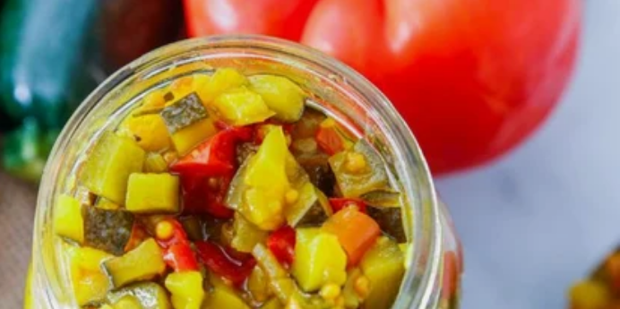 Закуска из кабачков с луком и перцем