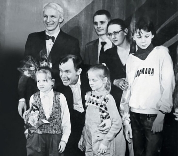 Владимир Носик со своей большой семьей( супруга Елена, сын Тимофей, дочери Даша и Катя, брат Валерий и племянник Александр)