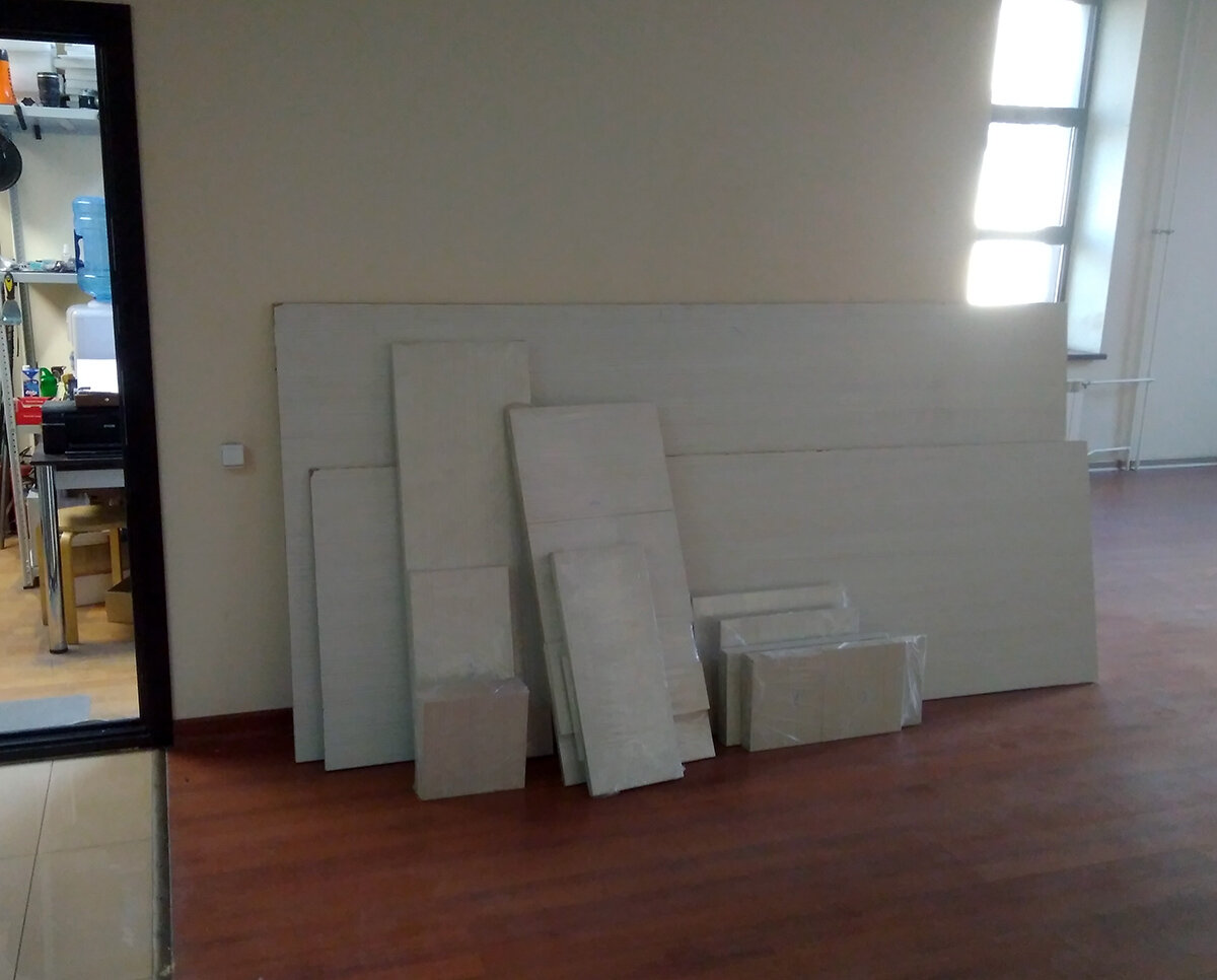 Распиленный и закромлённый материал. Щиты сзади потом уехали на дачу.