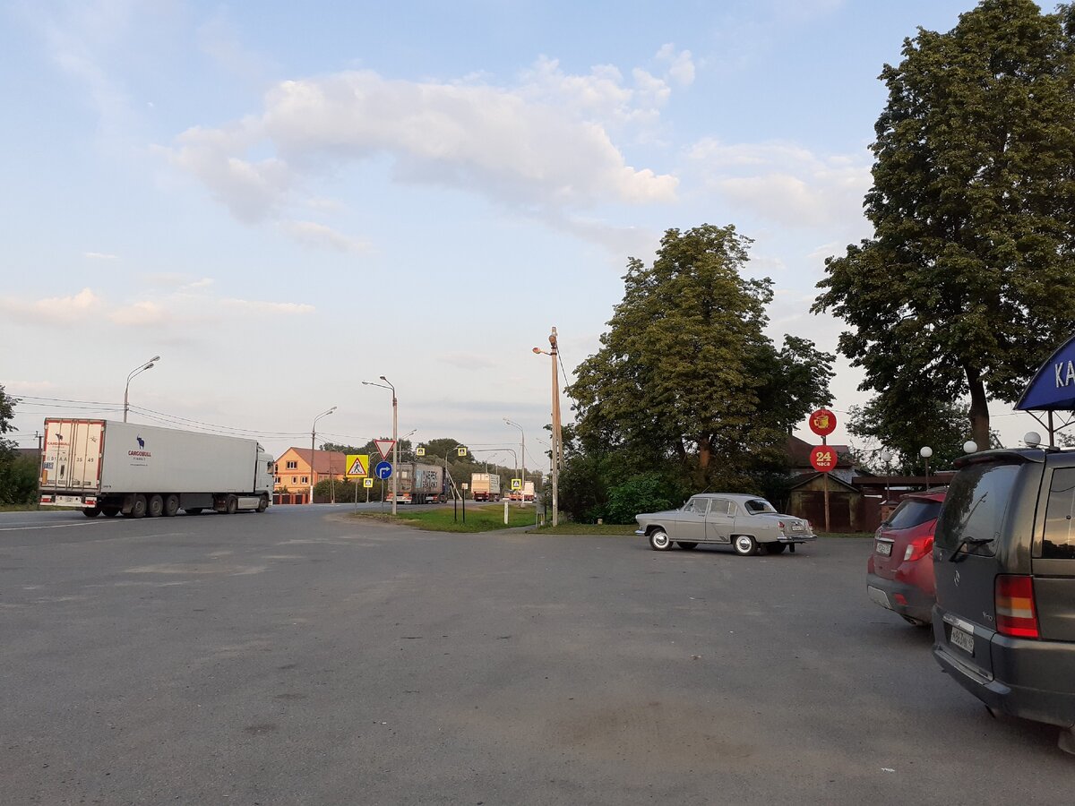 Площадка возле кафе и шиномонтажа. Гавриловское, 148 км трассы М5. Фото автора