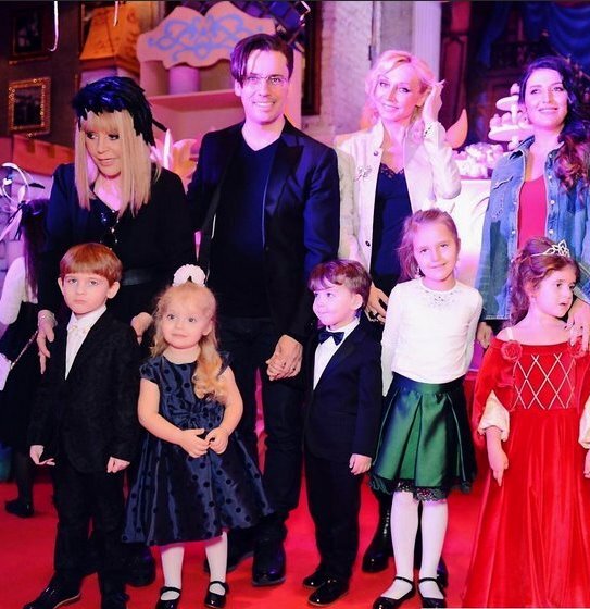 На фото сын племянника Пугачевой, Женя крайний слева.