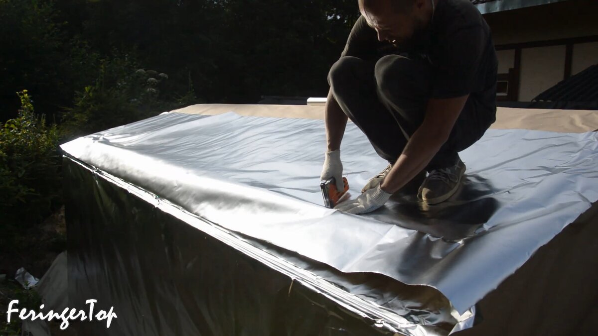 Баня пароизолирована снаружи фольгой на крафт-бумаге