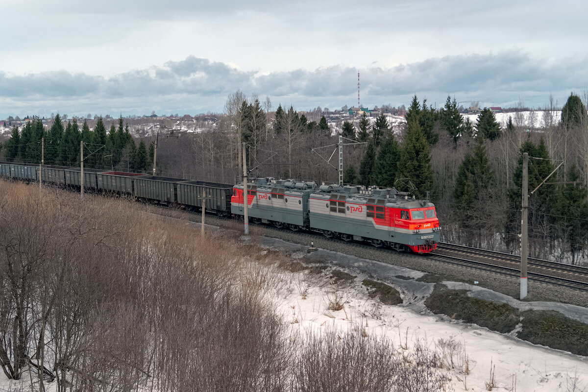 Электровоз ВЛ80С-2037 с грузовым поездом на перегоне Галич - Красильниково