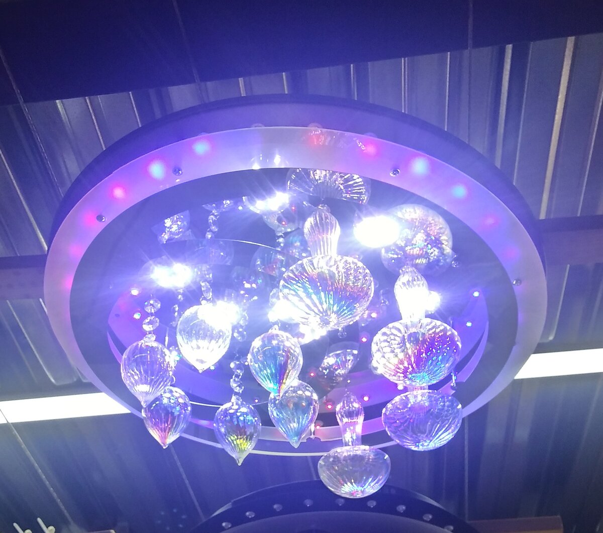 Первые светодиодные люстры