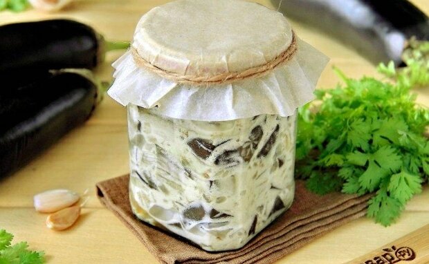 Очень вкусный и питательный салат из баклажанов на зиму! Баклажан довольно популярный овощ в качестве основы многих салатов и закусок на зиму. Кроме того,что он питательный и вкусный, очень полезный,богат калием, который необходим нашему организму. Эта заготовка займёт достойное место и на праздничном столе.