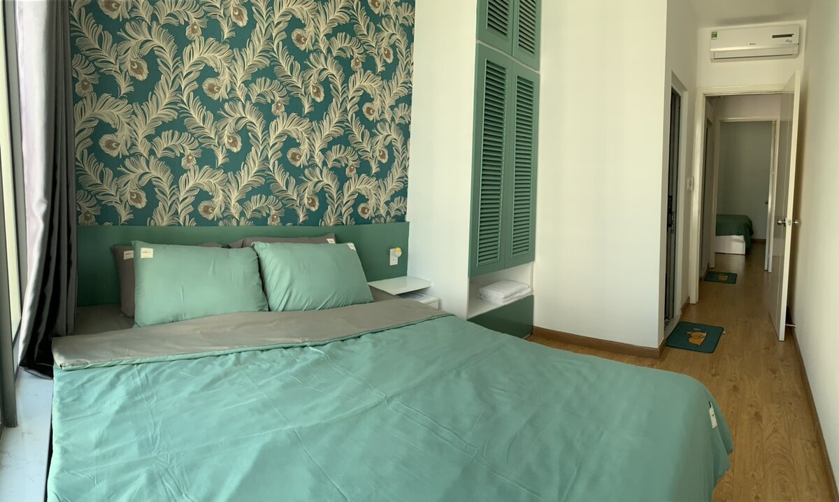 Вот такая небольшая спальня со своим санузлом