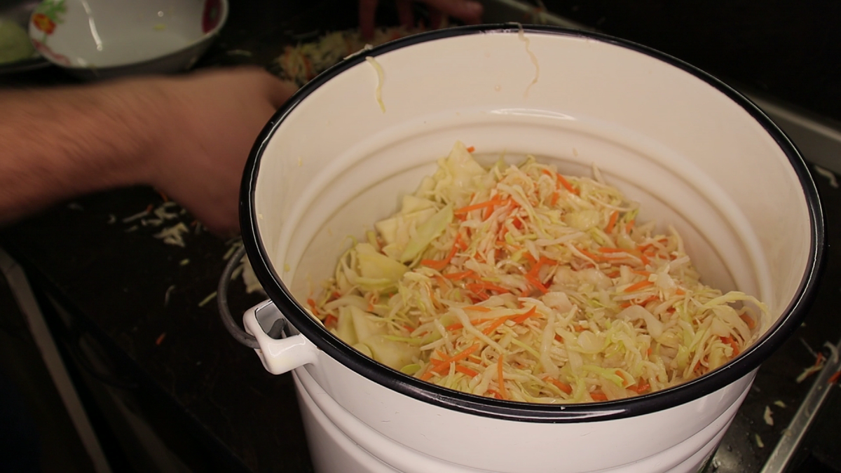 Сколько соли квасить капусту на 1 кг. Посуда для квашеной капусты. Посуда для закваски капусты. Емкость для квашеной капусты. Стеклянная посуда для квашения капусты.
