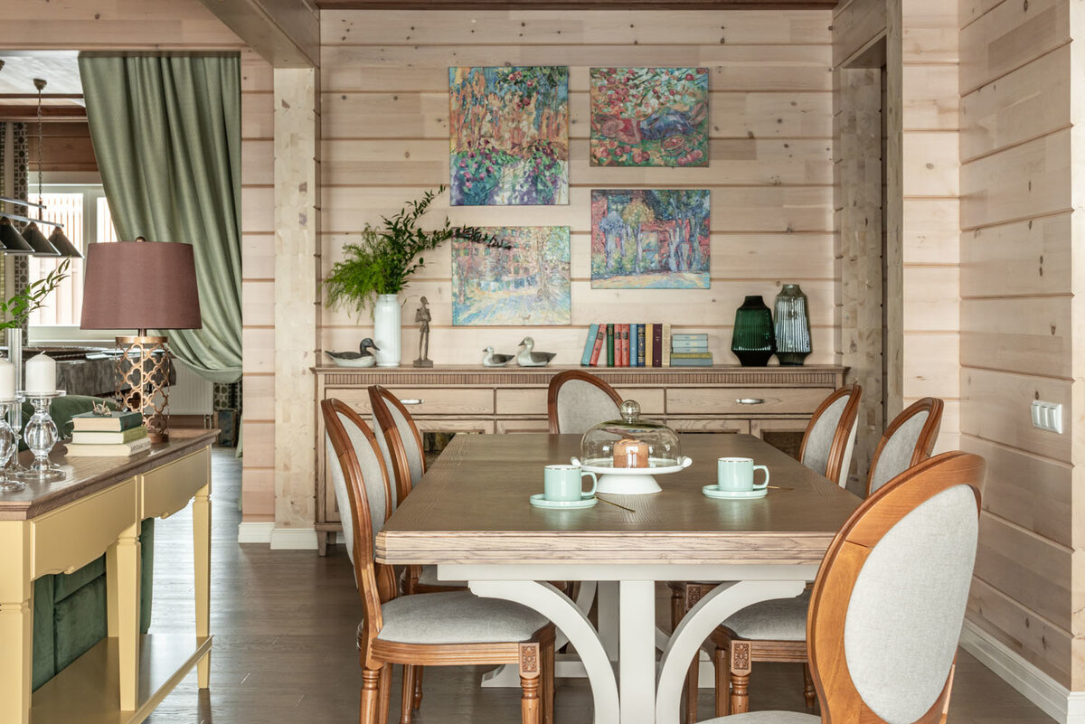 Консоль и комод изготовлены на заказ по эскизам дизайнера, «Стиль La`Rus». Картины Натальи Письмак.