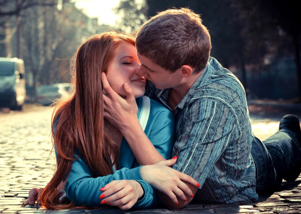 Фотосессия с мороженым. Пара влюбленных. Объятия влюбленных. Ладно парень девушке. Девушка и мороженое.