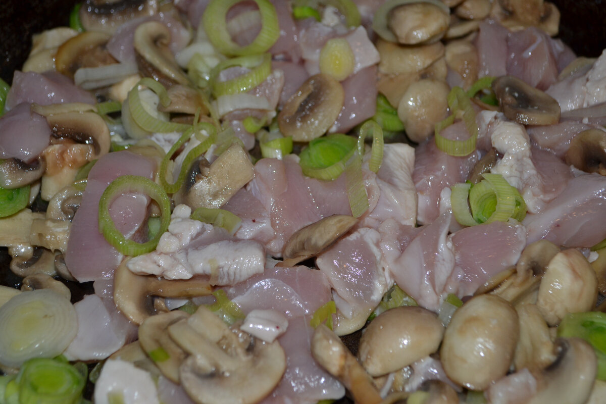 Готовлю закусочный пирог, когда хочется просто, дешево и вкусно. Очень мягкое тесто. (как по мне, так рецепт на скорую руку)