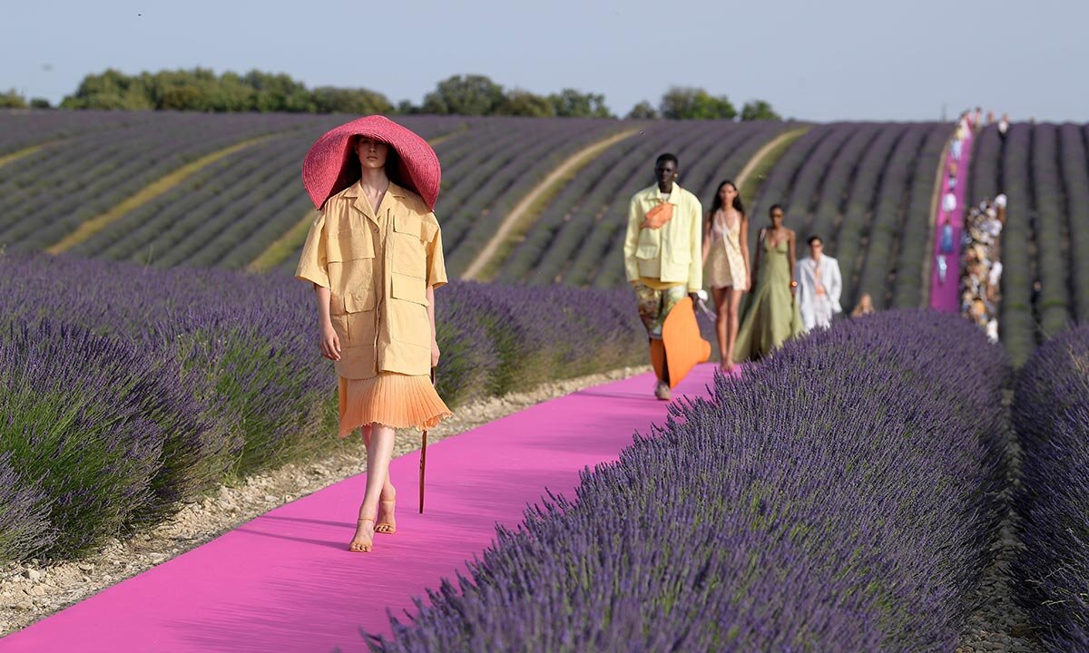 Дизайнер-хулиган Jacquemus и его невероятиные показы на пляже и в поле