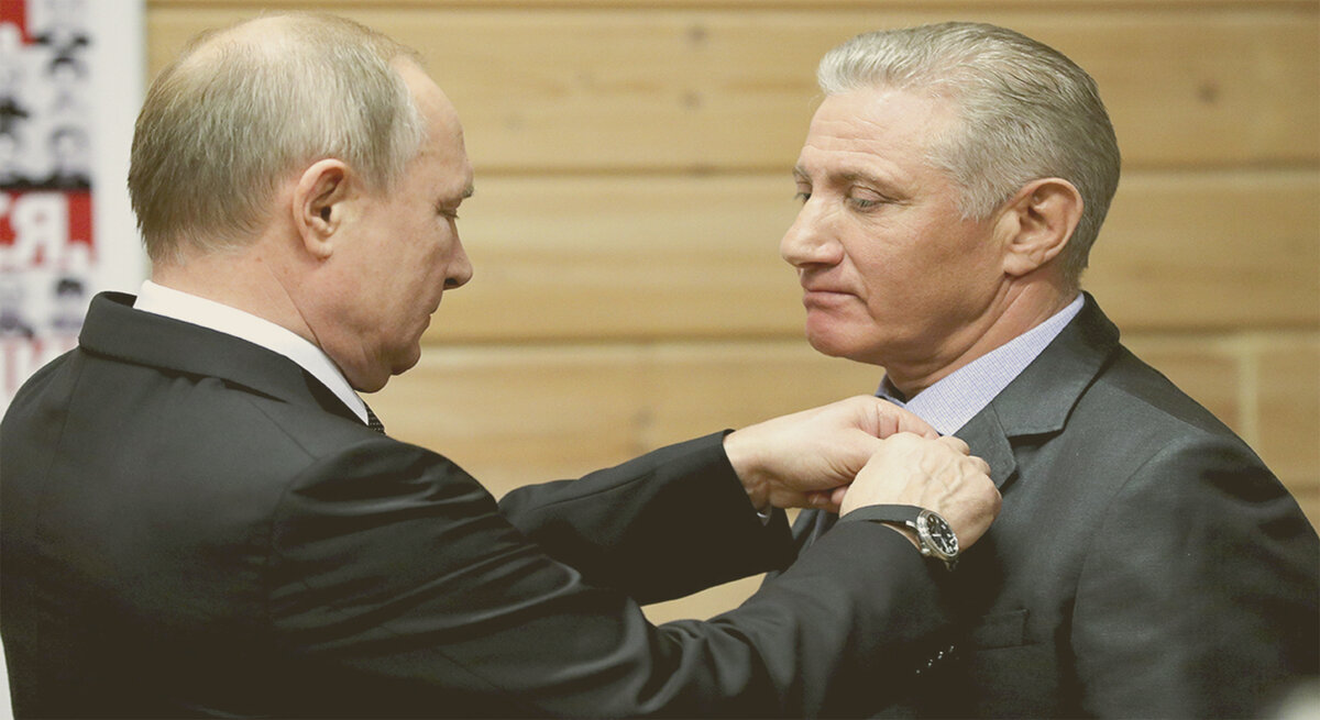 Путин награждает Роттенберга