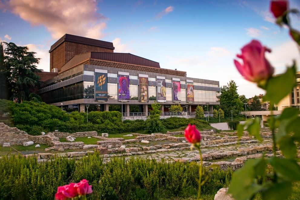 Руины античного форума Августа Траяна и современное здание оперного театра.