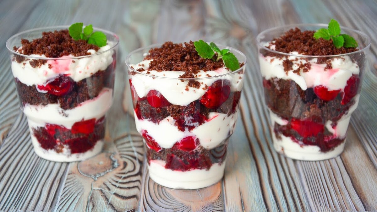 Шоколадно вишнёвый десерт  приготовлен по мотивам знаменитого торта, очень напоминает его по вкусу, но готовится значительно проще. Десерт отлично украсит праздничный стол или романтический вечер.