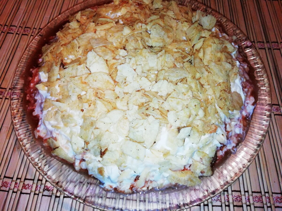 Салат с фасолью и чипсами. 