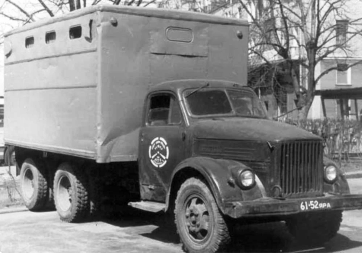Трехосный грузовик на базе ГАЗ-51. Архивное фото из открытых источников.